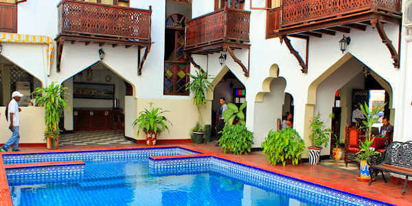 Dhow Palace Hotel accommodatie zwembad en entree lunchroom, Zanzibar Stone Town in Tanzania Dhow Palace Hotel accommodatie zwembad en entree lunchroom, Zanzibar Stone Town in Tanzania