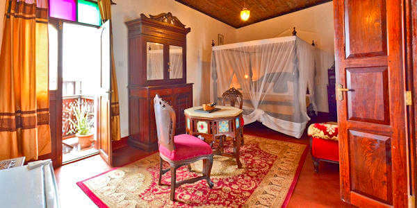Dhow Palace Hotel klik voor verdere informatie! Dhow Palace Hotel klik voor verdere informatie!