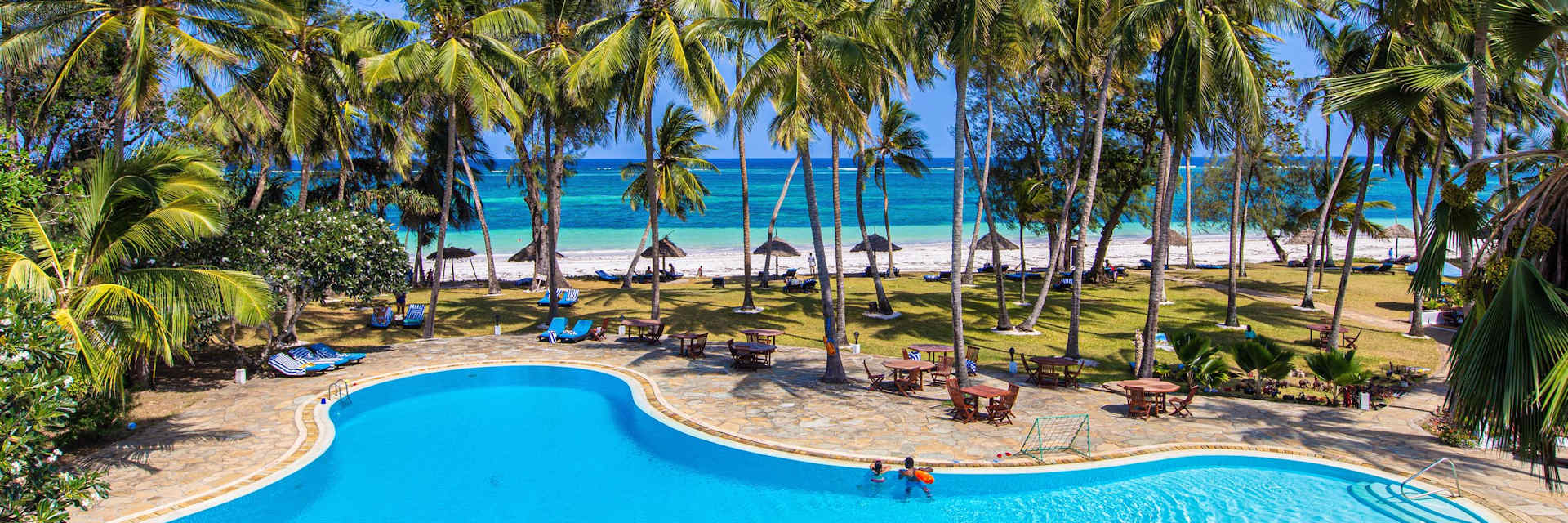 Diani Sea Lodge is een all-inclusive resort gelegen aan het ongerepte witte zandstrand van Diani Beach in Kenia, Diani Sea Lodge is een all-inclusive resort gelegen aan het ongerepte witte zandstrand van Diani Beach in Kenia,