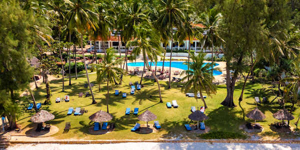 Diani Sea Lodge palmentuin met ligbedden, Diani Beach in Kenia Diani Sea Lodge palmentuin met ligbedden, Diani Beach in Kenia