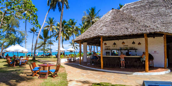 Diani Sea Lodge beach en poolbar, Diani Beach in Kenia Diani Sea Lodge beach en poolbar, Diani Beach in Kenia