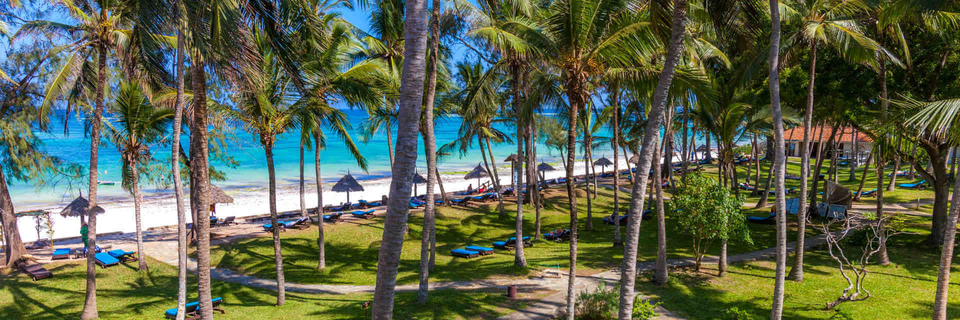 Het all-inclusive Diani Sea Resort ligt aan de poederwitte stranden van Diani Beach en kijkt uit over het kristalheldere water van de Indische Oceaan. Het all-inclusive Diani Sea Resort ligt aan de poederwitte stranden van Diani Beach en kijkt uit over het kristalheldere water van de Indische Oceaan.