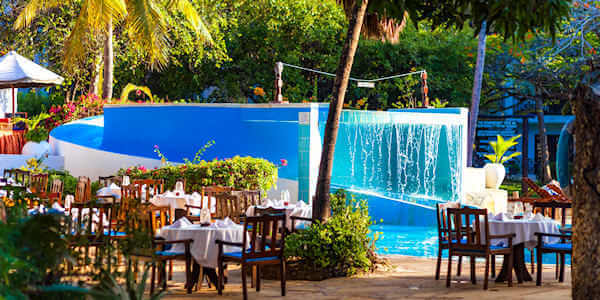 Diani Sea Resort accommodatie lunch terras bij zwembad, Diani Beach in Kenia Diani Sea Resort accommodatie lunch terras bij zwembad, Diani Beach in Kenia