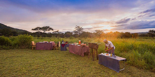 Dunia Camp barbeque avond, Serengeti Nationaal Park in Tanzania Dunia Camp barbeque avond, Serengeti Nationaal Park in Tanzania