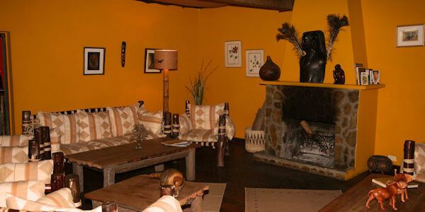 Egret Savannah Camp lounge openhaard, Nakuru Nationaal Park in Kenia Egret Savannah Camp lounge openhaard, Nakuru Nationaal Park in Kenia