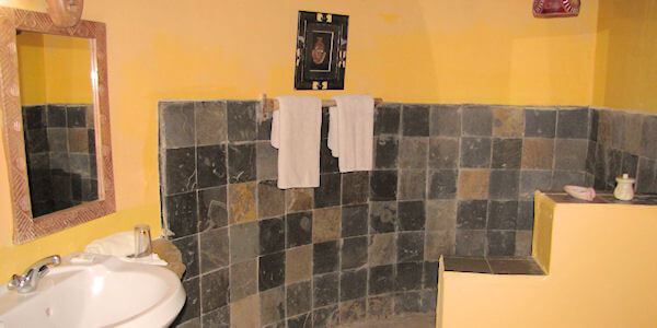 Egret Savannah Camp accommodatie inrichting badkamer, Nakuru Nationaal Park in Kenia Egret Savannah Camp accommodatie inrichting badkamer, Nakuru Nationaal Park in Kenia