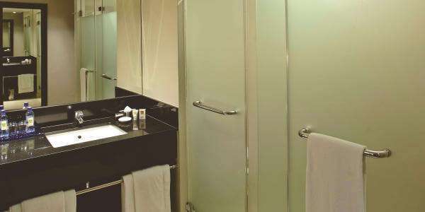 Badkamer inrichting van de superieure kamer in het Eka Hotel