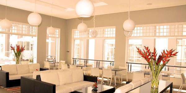 Lounge inrichting van het Eka Hotel nabij de Galaxy bar.