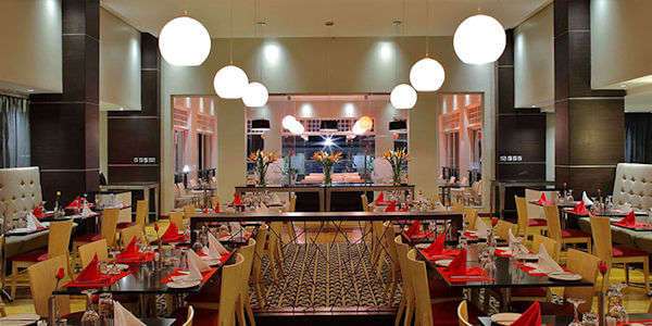 Eka Hotel galaxy restaurant waar á la carte het diner geserveerd zal worden. Nairobi in Kenia