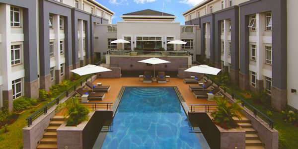 Zwembad met uitzicht op het Nairobi Nationaal Park, accommodatie Nairobi in Kenia