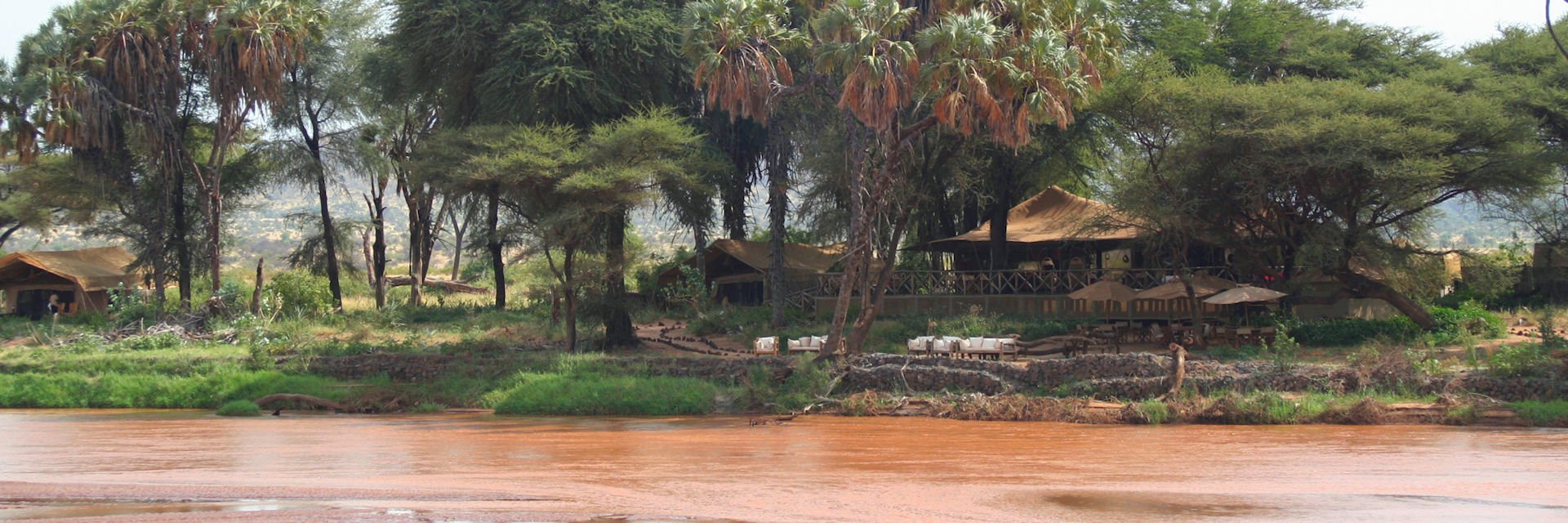 Elephant Bedroom Camp is een exclusief tentenkamp aan de oevers van de Ewaso Nyiro rivier. Elephant Bedroom Camp is een exclusief tentenkamp aan de oevers van de Ewaso Nyiro rivier.