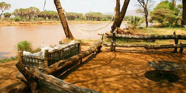 Loungen aan de oevers van de Ewaso Nyiro rivier Elephant Bedroom Camp loungen aan de oevers van de ewaso nyiro rivier Samburu Nationaal Reservaat in Kenia