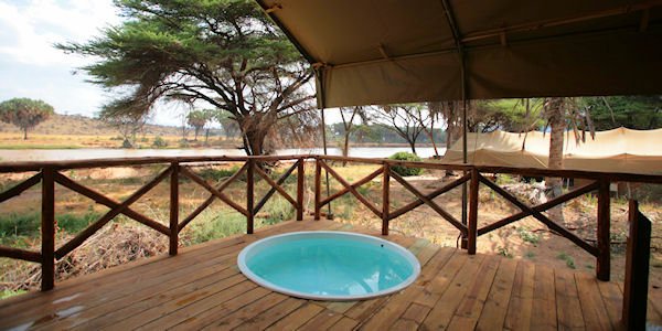 Relaxen tussen de gamedrives in de jacuzzi met uitzicht op de wildernis. Relaxen tussen de gamedrives in de jacuzzi met uitzicht op de wildernis.