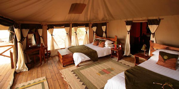 Elephant Bedroom Camp inrichting van de safari tenten met en-suite badkamer met douche en toilet Elephant Bedroom Camp inrichting van de safari tenten met en-suite badkamer met douche en toilet