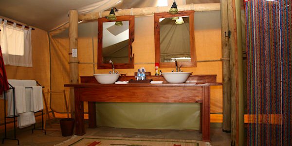 Elephant Bedroom Tented Camp inrichting van de badkamer met douche en toilet Elephant Bedroom Tented Camp inrichting van de badkamer met douche en toilet, accommodatie Samburu Nationaal Reservaat in Kenia