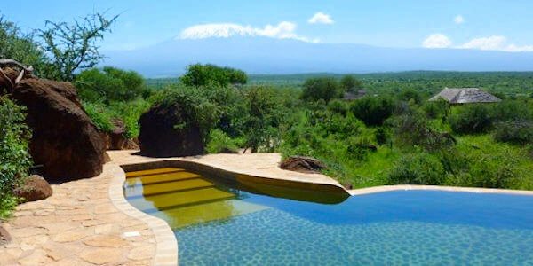 Elerai Camp ligt in een eigen concessie met uitzicht op de Mount Kilimanjaro nabij Amboseli nationaal park. Elerai Camp ligt in een eigen concessie met uitzicht op de Mount Kilimanjaro nabij Amboseli nationaal park.