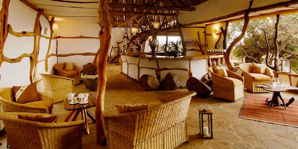 De lounge van de kleinschalige luxe lodge Elerai Camp is prachtig ingericht met veel gebruik van natuurlijke materialen. De lounge van de kleinschalige luxe lodge Elerai Camp is prachtig ingericht met veel gebruik van natuurlijke materialen.