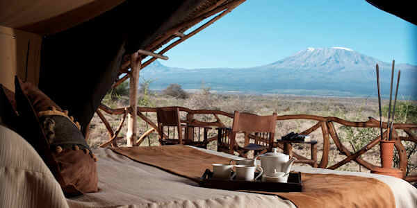 Het uitzicht vanuit de accommodatie - luxe safari tenten – op de Mount Kilimanjaro bij het ontwaken in Elerai camp. Het uitzicht vanuit de accommodatie - luxe safari tenten – op de Mount Kilimanjaro bij het ontwaken in Elerai camp.