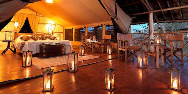 Het interieur van de luxe safari tenten met groot schaduwrijke veranda met uitzicht op de Mount Kilimanjaro van Elerai camp nabij Amboseli Nationaal Park. Het interieur van de luxe safari tenten met groot schaduwrijke veranda met uitzicht op de Mount Kilimanjaro van Elerai camp nabij Amboseli Nationaal Park.