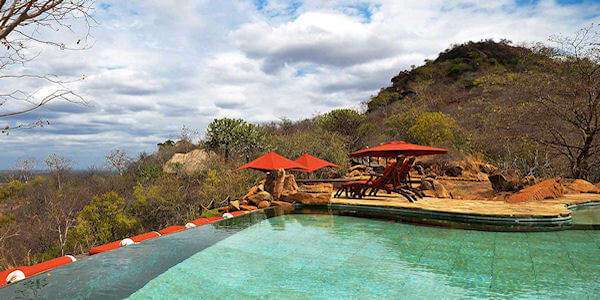 Zwembad met een oneindig uitzicht over het park met hoger en lager gelegen zonneterrassen, accommodatie Meru Nationaal Park in Kenia