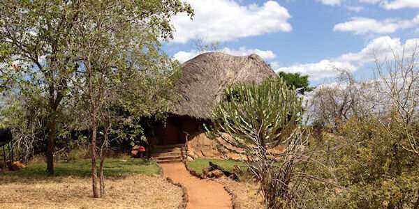 Elsa's Kopje cottage entree gebouwd in harmonie met de natuur met uitzicht over het meru nationaal park. Meru Nationaal Park in Kenia