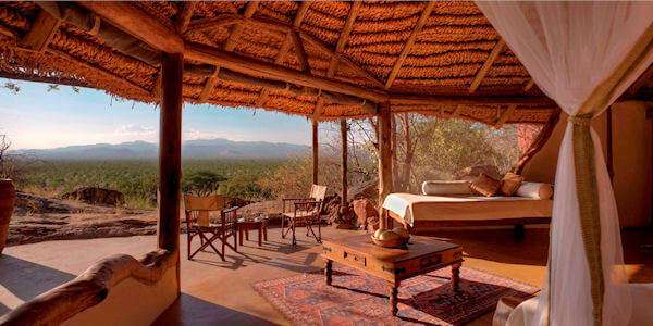 Honeymoonsuite cottage met een veranda met veel privacy met en-suite een royale badkamer, accommodatie Meru Nationaal Park in Kenia