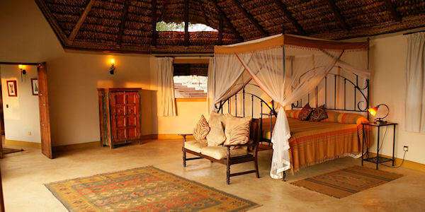 Interieur van de slaapkamer van de familie cottage met en-suite een eigen badkamer, accommodatie Meru Nationaal Park in Kenia