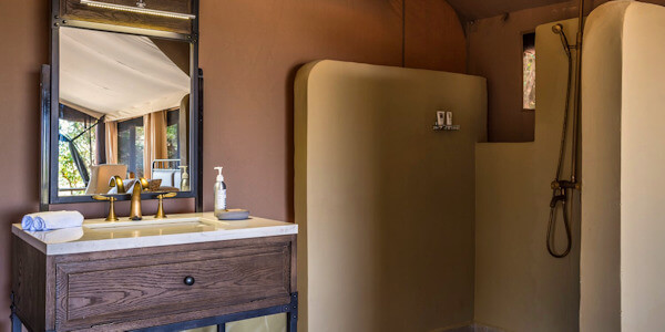 Entim Mara Camp accommodatie inrichting badkamer, Masai Mara in Kenia