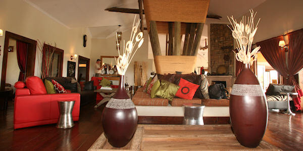 Escarpment Luxury Lodge lounge interieur, Manyara Nationaal Park in Tanzania Escarpment Luxury Lodge lounge interieur, Manyara Nationaal Park in Tanzania