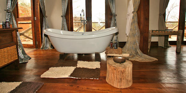 Escarpment Luxury Lodge accommodatie interieur badkamer, Manyara Nationaal Park in Tanzania Escarpment Luxury Lodge accommodatie interieur badkamer, Manyara Nationaal Park in Tanzania