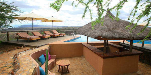 Escarpment Luxury Lodge zwembad met poolbar, Manyara Nationaal Park in Tanzania Escarpment Luxury Lodge zwembad met poolbar, Manyara Nationaal Park in Tanzania