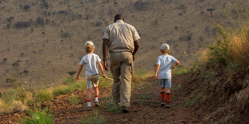 Natuurwandelingen voor jong en oud op een familiereis door Tanzania