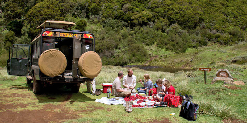 In de ongerepte natuur genieten van een picknick met de kinderen op een familie rondreis door Kenia. In de ongerepte natuur genieten van een picknick met de kinderen op een familie rondreis door Kenia.