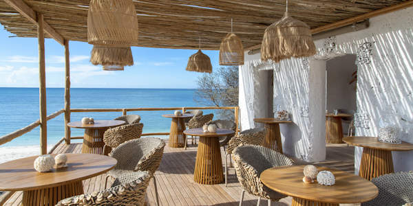 Veranda vuurtoren met uitzicht op de baai, accommodatie Fanjove Eiland in Tanzania