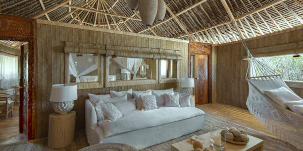 Fanjove eiland overnacht in één van de banda's met uitzicht op de oceaan met een entresol voor een romantische setting in de avond Fanjove Eiland in Tanzania