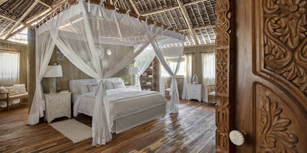 Overnacht in een rustieke banda op het eiland met grote openslaande deuren om te ontwaken bij zon opkomst over de oceaan, accommodatie Fanjove Eiland in Tanzania