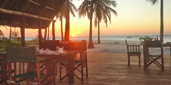 Nabij de vuurtoren is een grote open lounge en het restaurant waar de gasten gebruik kunnen maken van een aperitief tijdens zonsondergang, accommodatie Fanjove Eiland in Tanzania