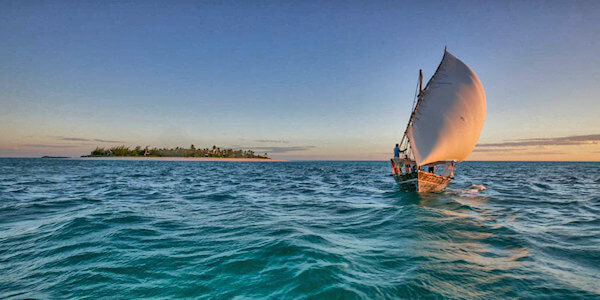 Romantiek van weleer een zeiltocht met een traditionele dhow op de weidse Indische oceaan.
