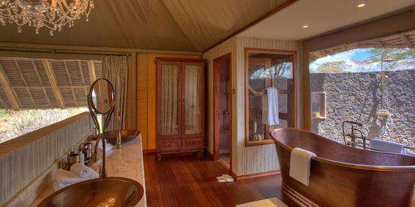 Finch Hattons Luxury Camp accommodatie badkamer suite, Tsavo West Nationaal Park in Kenia