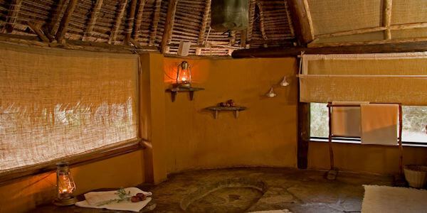 Galdessa Camp accommodatie standaard banda badkamer, Tsavo Oost Nationaal Park in Kenia