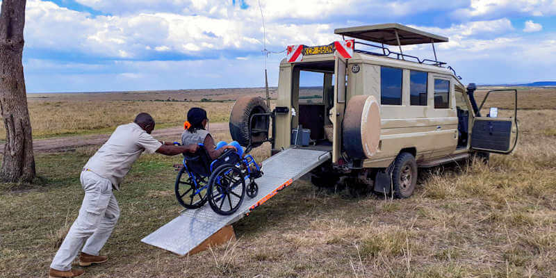 Aangepaste Landcruiser 4WD met brede oprijplaten voor alle rolstoelen geschikt. Aangepaste Landcruiser 4WD met brede oprijplaten voor alle rolstoelen geschikt.