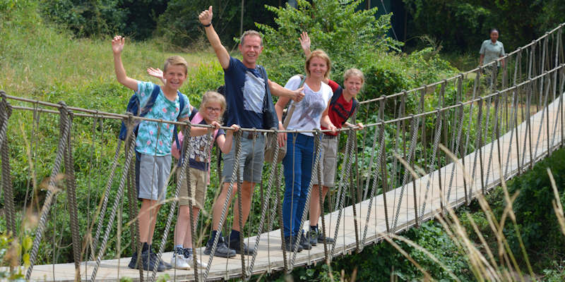 Wandelingen door de natuur onder begeleiding voor het hele gezin een waar avontuur. Wandelingen door de natuur onder begeleiding voor het hele gezin een waar avontuur.