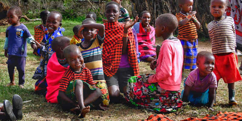 Culturele ervaring delen samen met de kinderen op een rondreis door Tanzania. Culturele ervaring delen samen met de kinderen op een rondreis door Tanzania.