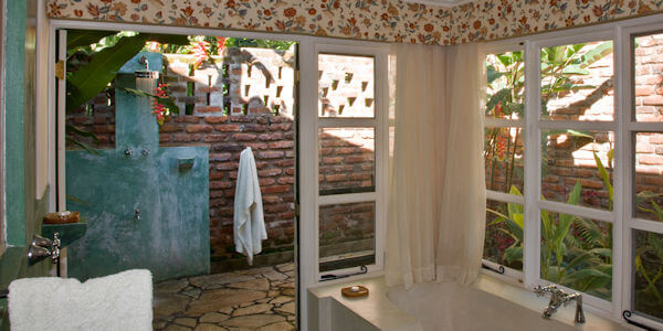 Gibb's Farm accommodatie badkamer met buitendouche, Ngorongoro Krater in Tanzania Gibb's Farm accommodatie badkamer met buitendouche, Ngorongoro Krater in Tanzania