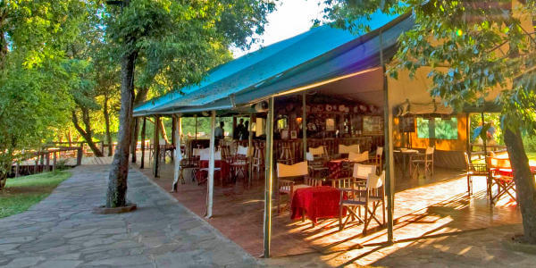 Governors Camp lounge en bar, Masai Mara in Kenia Governors Camp lounge en bar, Masai Mara in Kenia