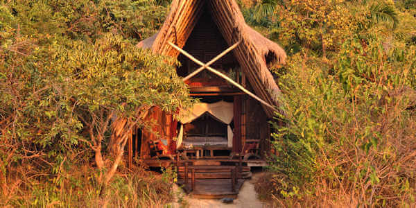 Greystoke Mahale rustieke banda met vide, Mahale Nationaal Park in Tanzania