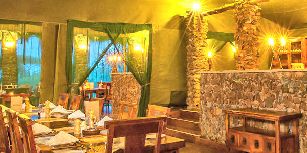 Grumeti Migration Camp restaurant, Serengeti Nationaal Park in Tanzania Grumeti Migration Camp restaurant, Serengeti Nationaal Park in Tanzania