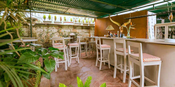 Hotel Rudi accommodatie buiten bar, Nairobi in Kenia