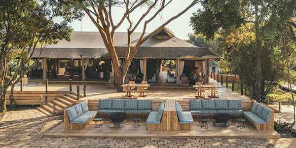 Ilkeliani Camp veranda met kampvuur, Masai Mara in Kenia