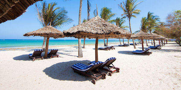 Indian Ocean Beach Resort schaduwrijke parasols op het strand, Diani Beach in Kenia Indian Ocean Beach Resort schaduwrijke parasols op het strand, Diani Beach in Kenia